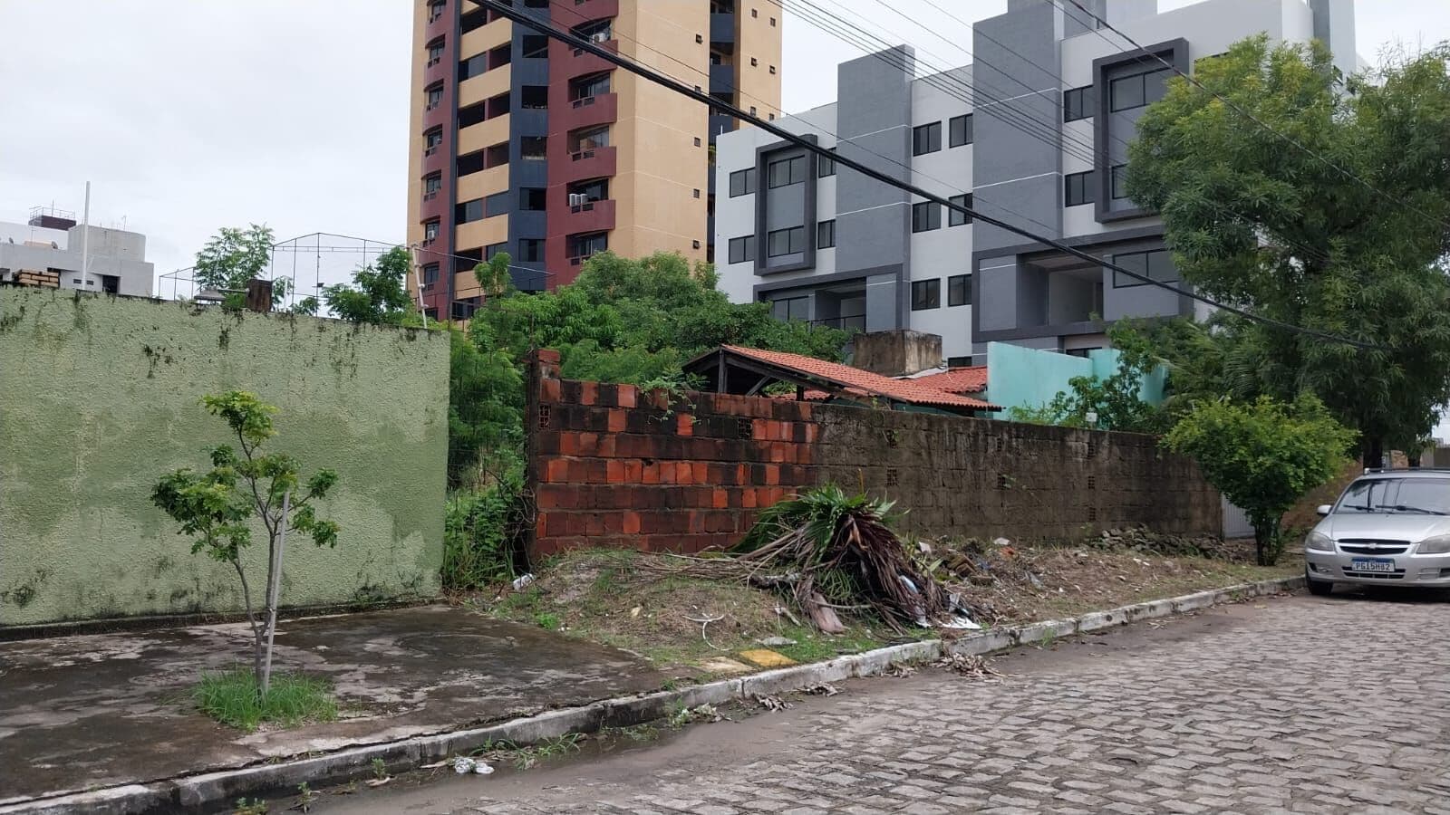 Terreno amplo a poucos metros da praia!