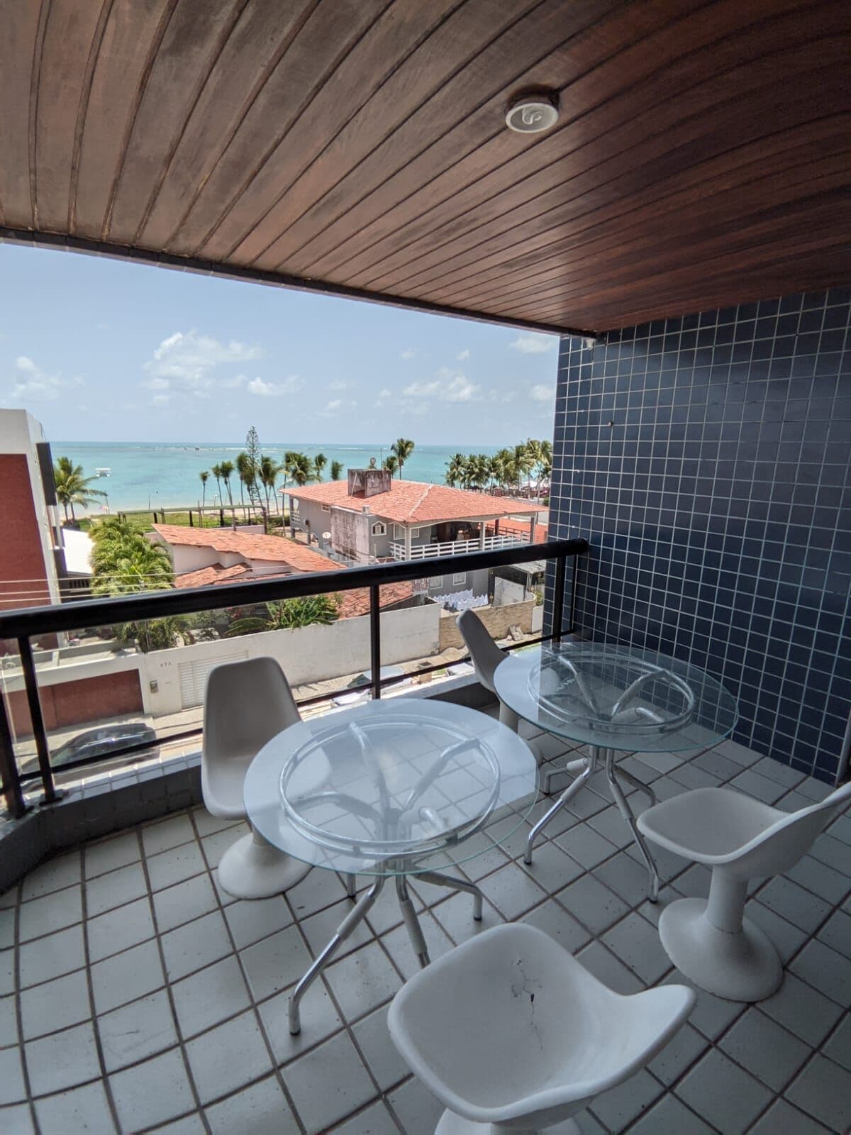 A uma quadra do mar! 5 suítes, com vista definitiva!