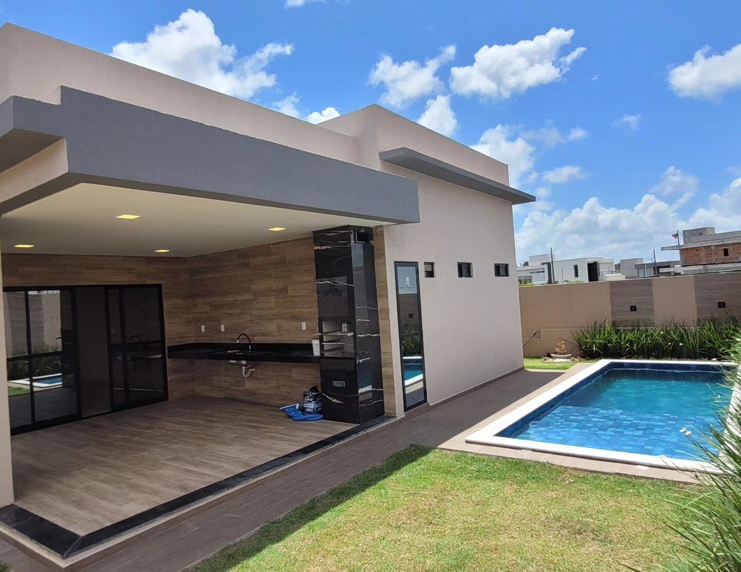 Casa belíssima no Alphaville Paraíba com arquitetura contemporânea!