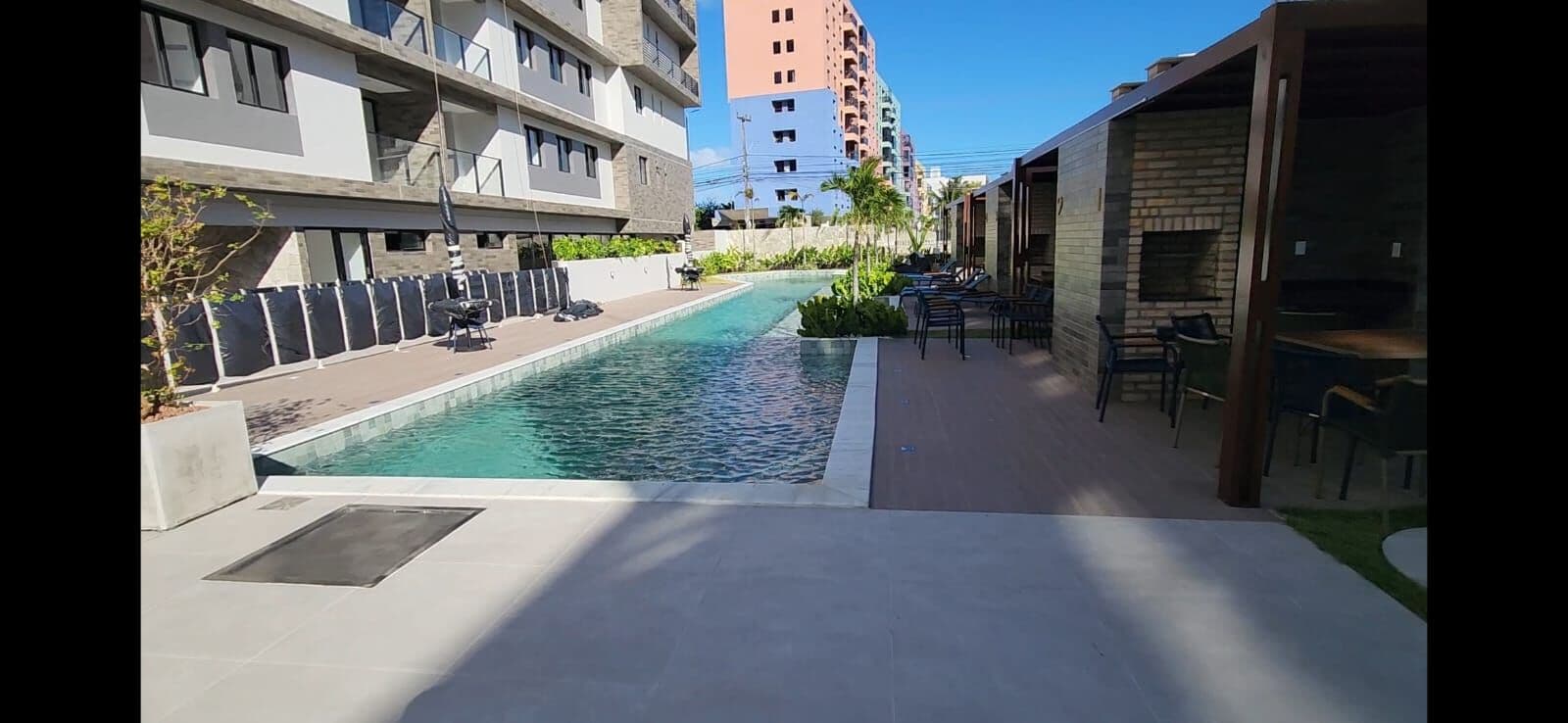 More em Residencial Club a poucos metros da praia!!