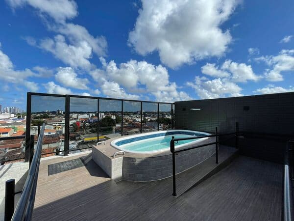 A poucos metros da Epitácio, com elevador e piscina!