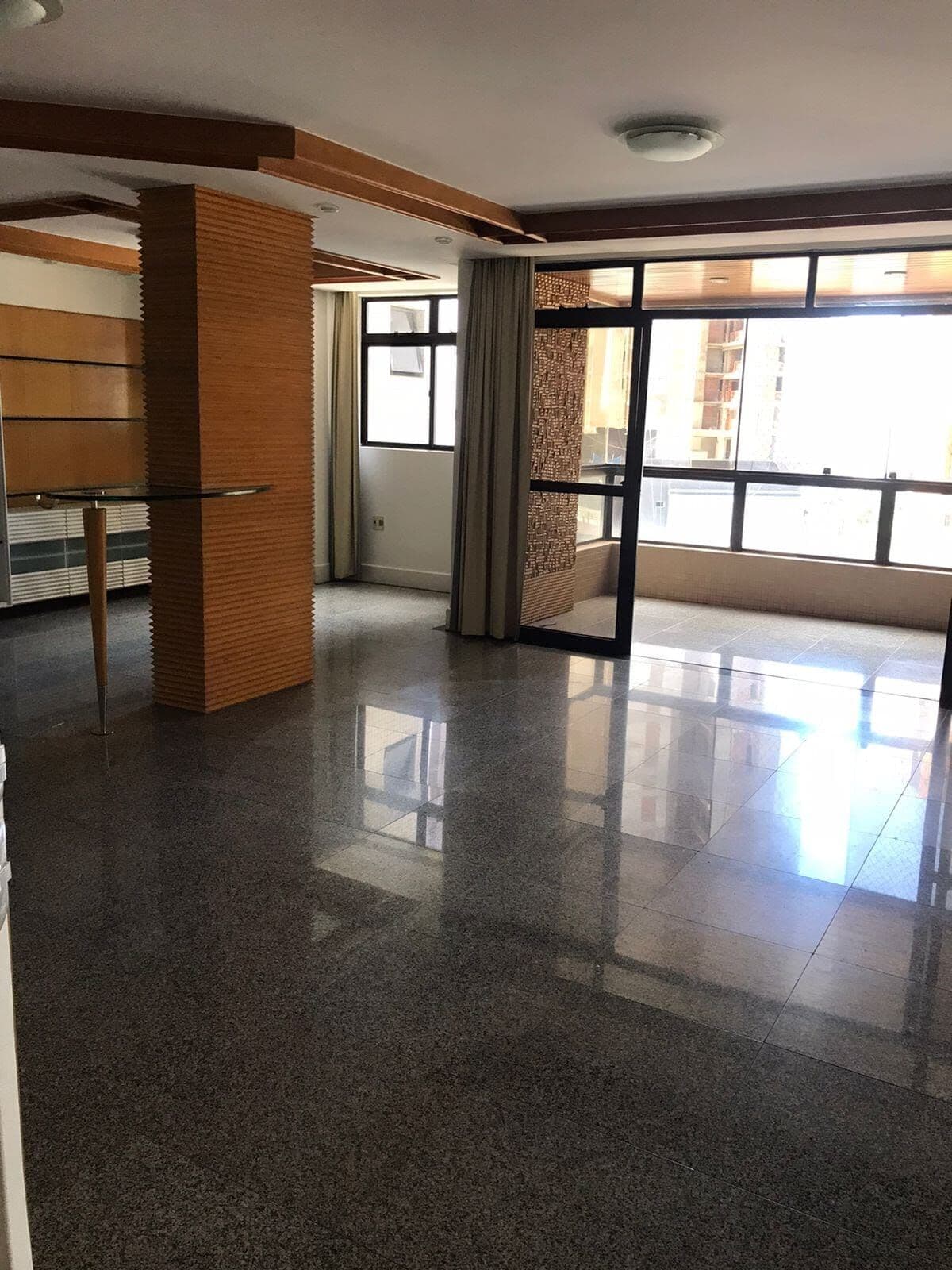 Apartamento amplo com 4 suítes a poucos metros da Epitácio!!