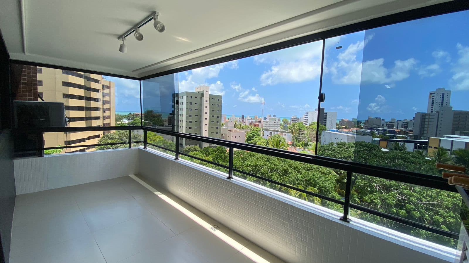 Belíssimo apartamento em excelente localização no Bessa!!