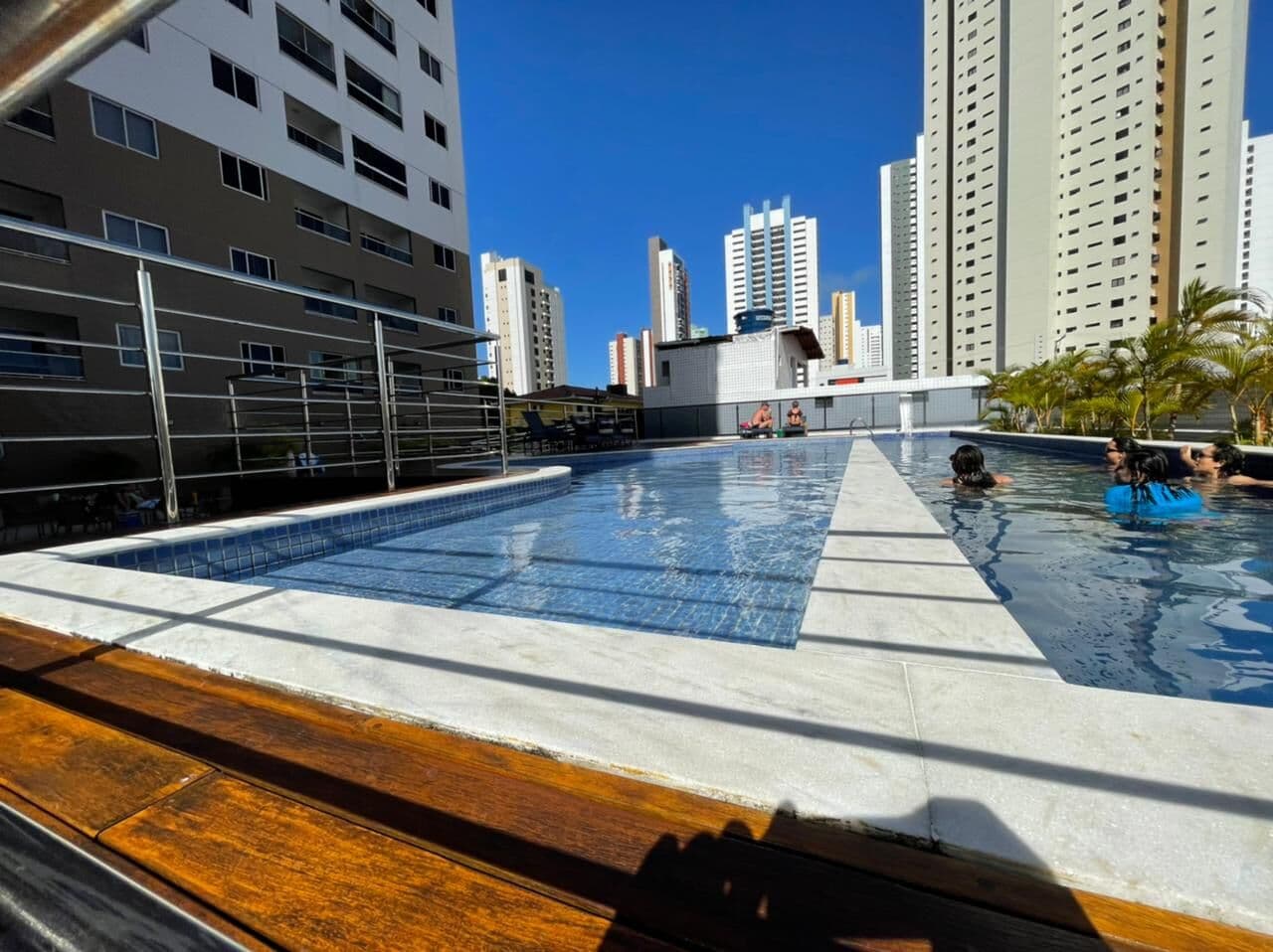 Em andar alto, com área de lazer completa!!