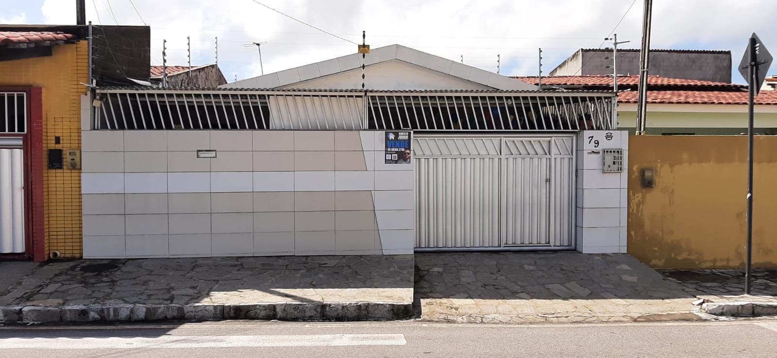 Bela casa com terraço no Mangabeira I!!