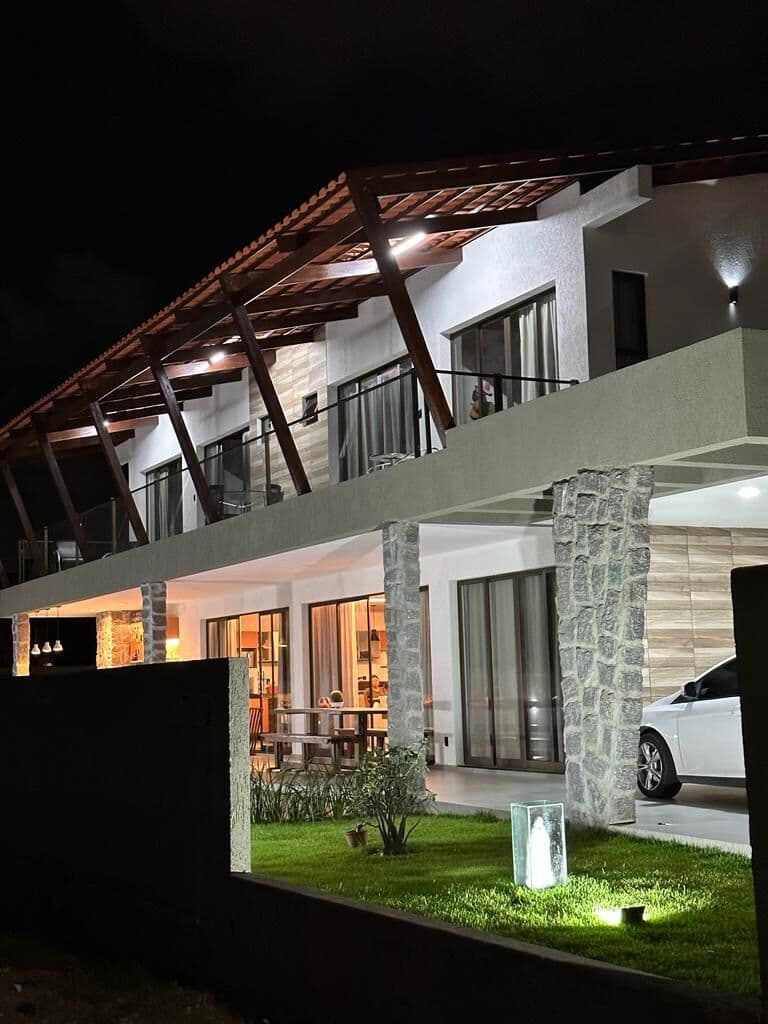 Casa nova e mobiliada em condomínio fechado!