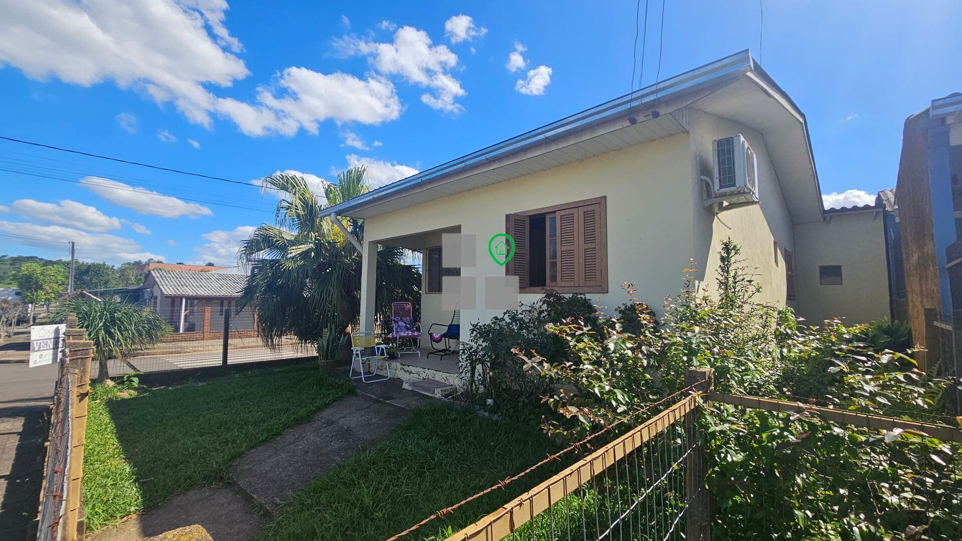 Ótimo casa de esquina com pátio amplo.
