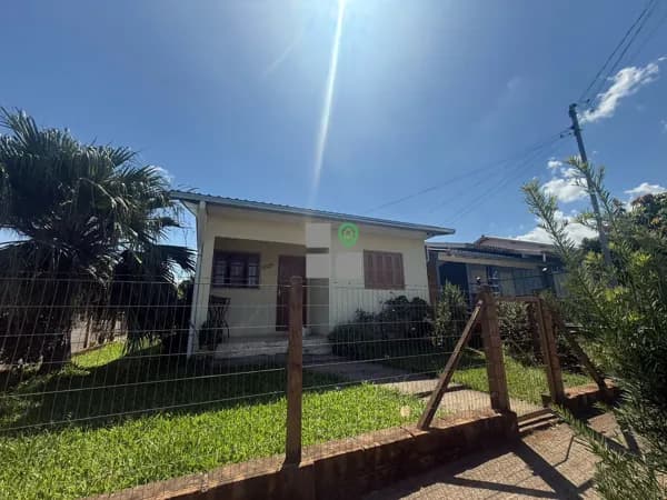 Ótimo casa de esquina com pátio amplo.