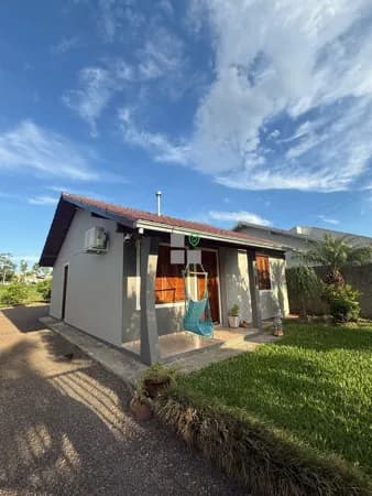 Casa com pátio amplo e quiosque.
