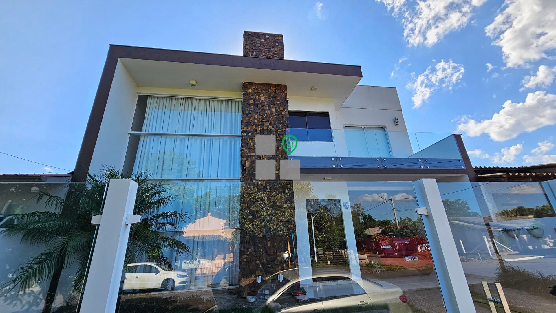 Casa duplex estilo moderno com piscina.