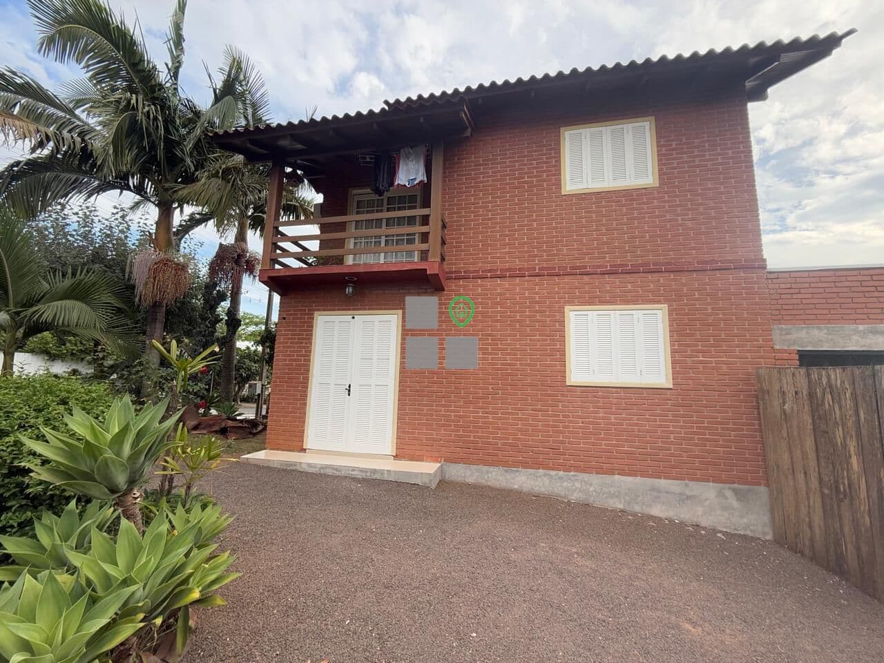 Ampla casa de esquina próxima ao centro