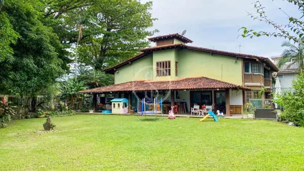 Casa de 600m² com amplo jardim no condomínio Santa Helena, Barra da Tijuca-RJ