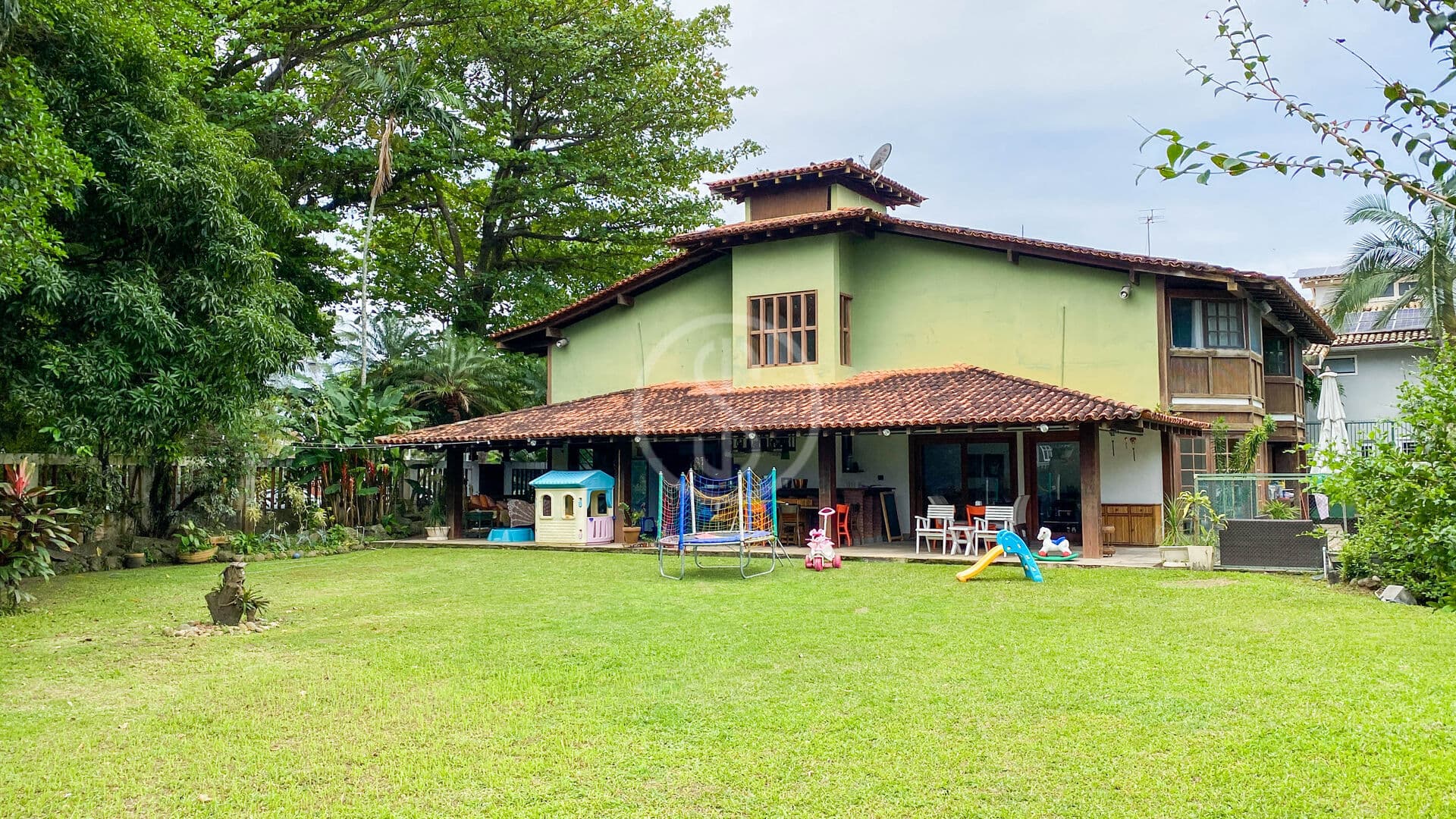 Casa de 600m² com amplo jardim no condomínio Santa Helena, Barra da Tijuca-RJ