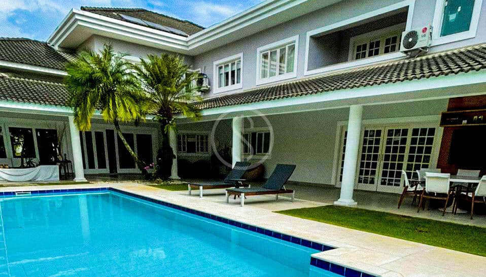 Casa Duplex reformada com 5 suítes, 1100m², à venda no condomínio Malibu - Barra da Tijuca, RJ