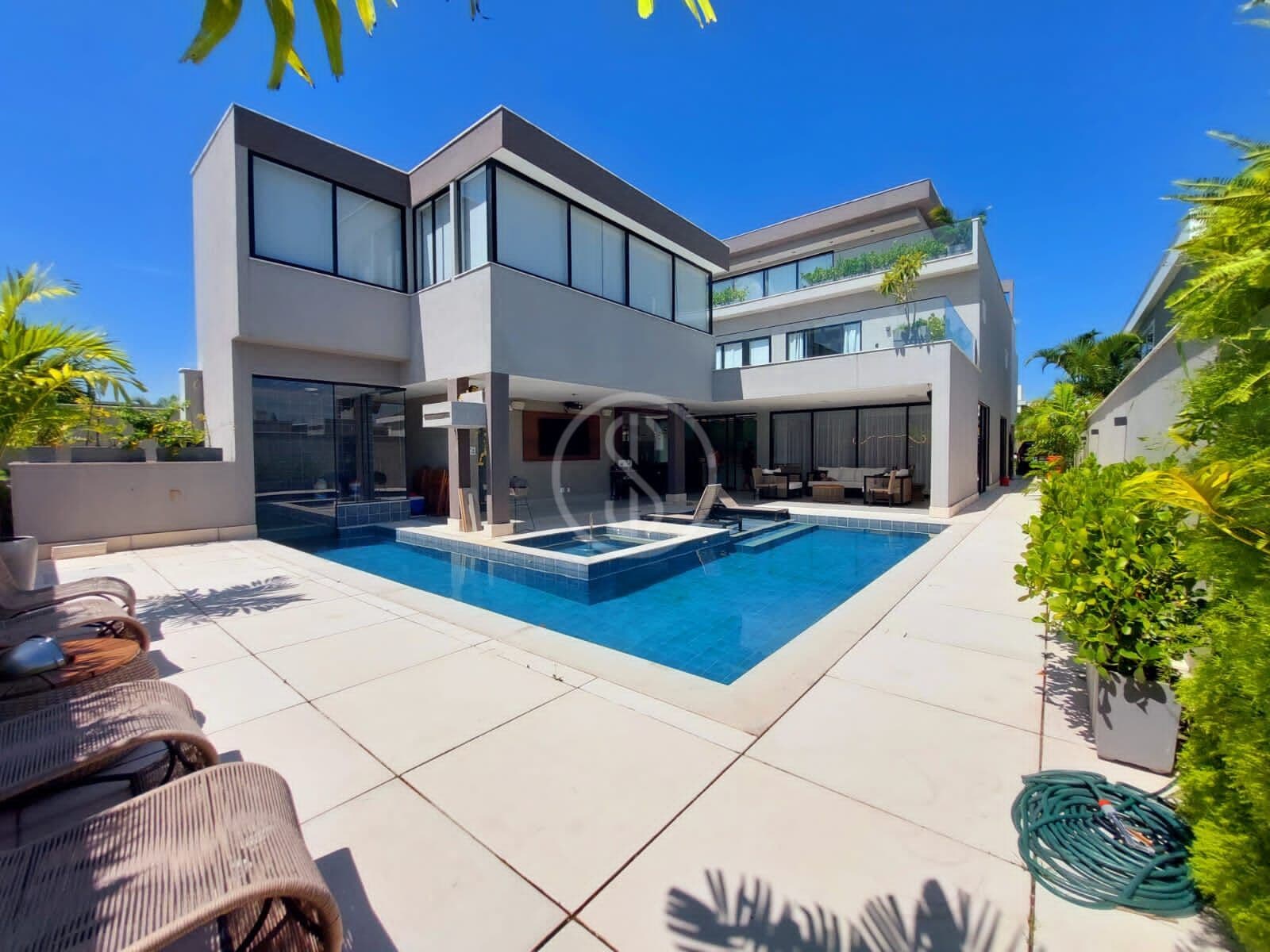 Casa triplex de 1.000 m² com muito lazer para venda ou locação no condomínio Alphaville, Barra da Tijuca (RJ)