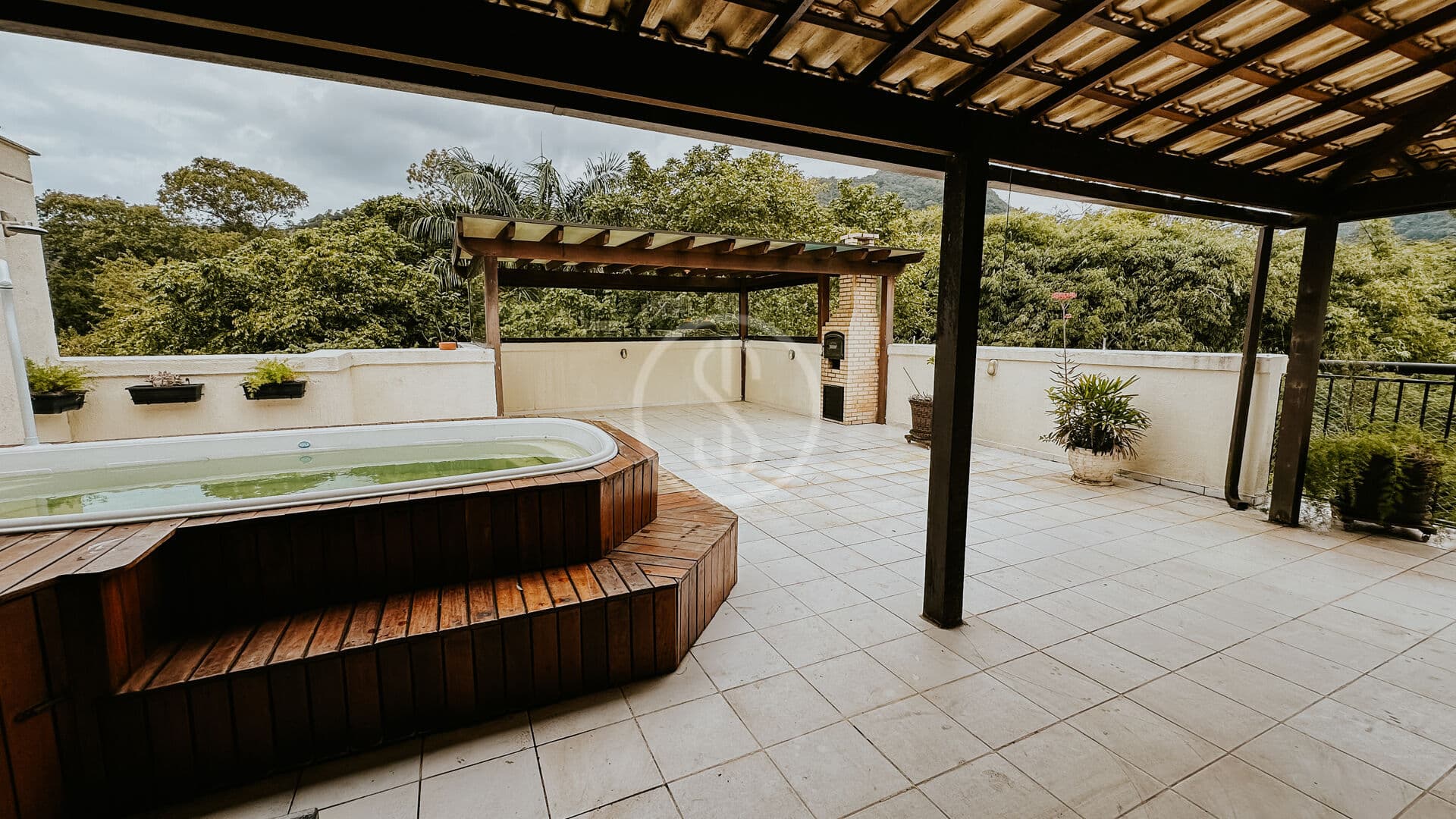 Cobertura com 4 quartos, piscina e vista para montanha no Camorim - Rio de Janeiro, RJ