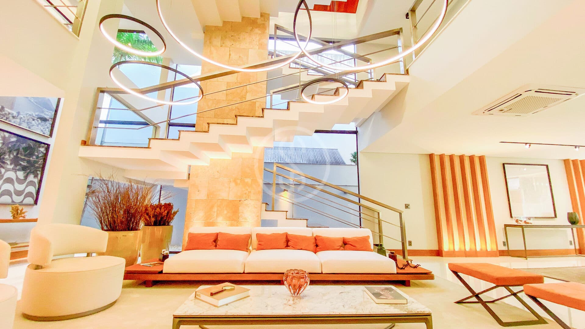 Casa triplex porteira fechada, de frente para lagoa no condomínio Alphaville, na Barra da Tijuca - RJ