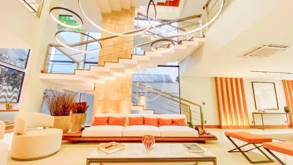 Casa triplex porteira fechada, de frente para lagoa no condomínio Alphaville, na Barra da Tijuca - RJ