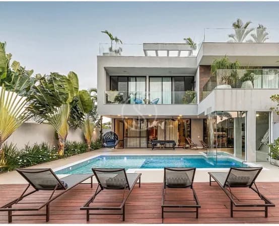 Casa triplex com projeto contemporâneo, vista para lagoa e porteira fechada no condomínio Alphaville, Barra da Tijuca - RJ