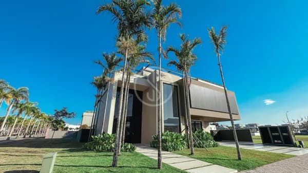Mansão espetacular em terreno de esquina à venda no condomínio Alphaville. Tem 5 suítes, elevador, lazer completo e vista incrível