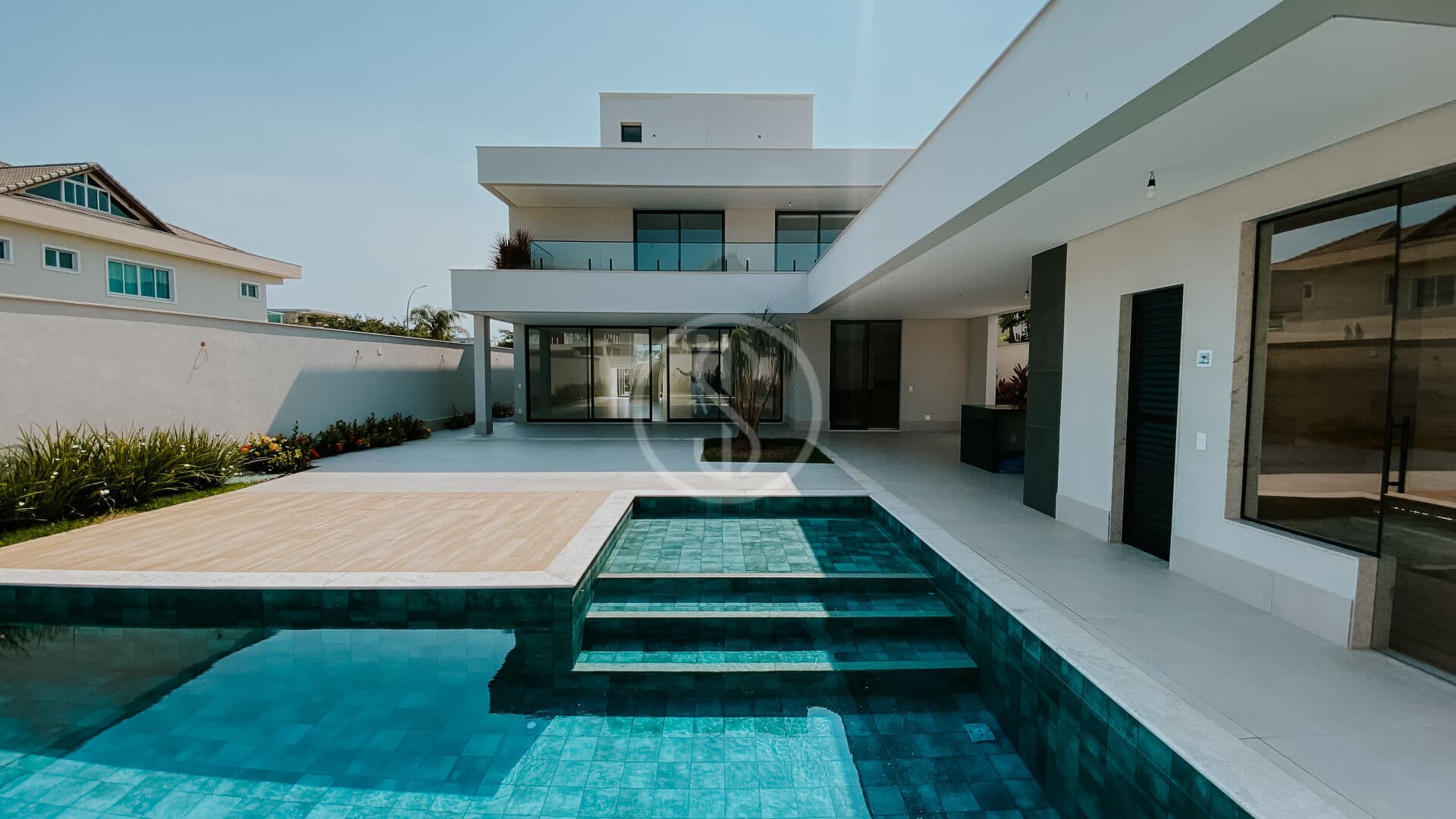 Casa triplex novíssima com 5 suítes à venda no condomínio Alphaville, Barra da Tijuca (RJ)