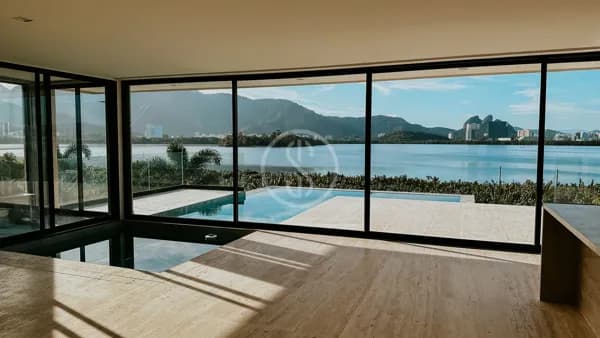 Mansão de luxo com elevador, cinema e piscina de borda infinita com vista panorâmica para lagoa à venda no condomínio Alphaville - Barra da Tijuca, RJ