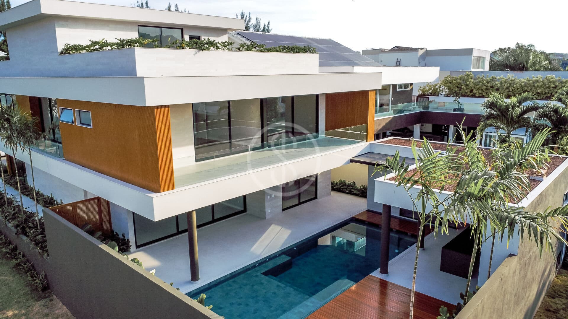 Triplex contemporâneo com 5 suítes à venda no condomínio Del Lago - Barra da Tijuca, RJ