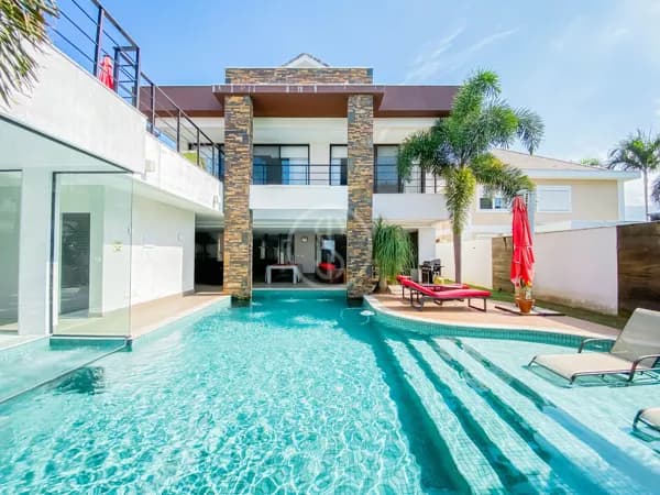 Casa triplex mobiliada com 4 suítes à venda no condomínio Alphaville, na Barra da Tijuca, RJ