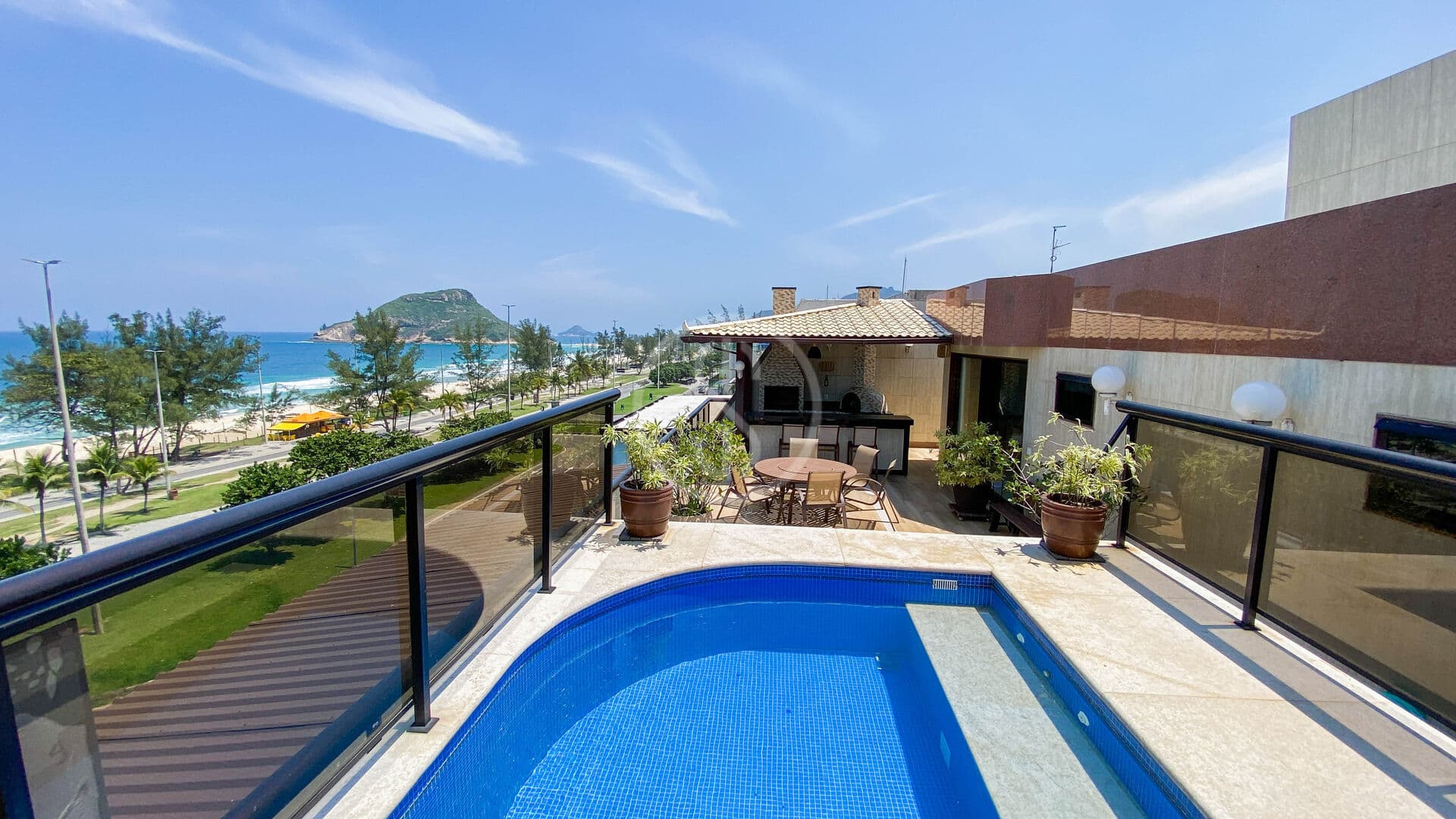 Cobertura duplex espetacular com 800 m² de frente para a praia do Recreio, RJ, com vista incrível, cinema e lazer
