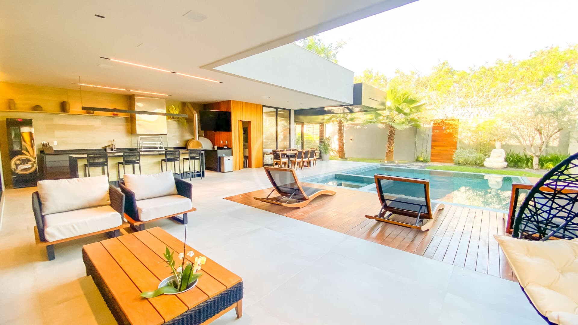 Triplex de 800 m², porteira fechada e linda área de lazer à venda no condomínio Alphaville, Barra da Tijuca (RJ)