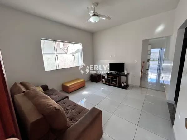 Casa térrea em lote inteiro no Bairro Giovanini!