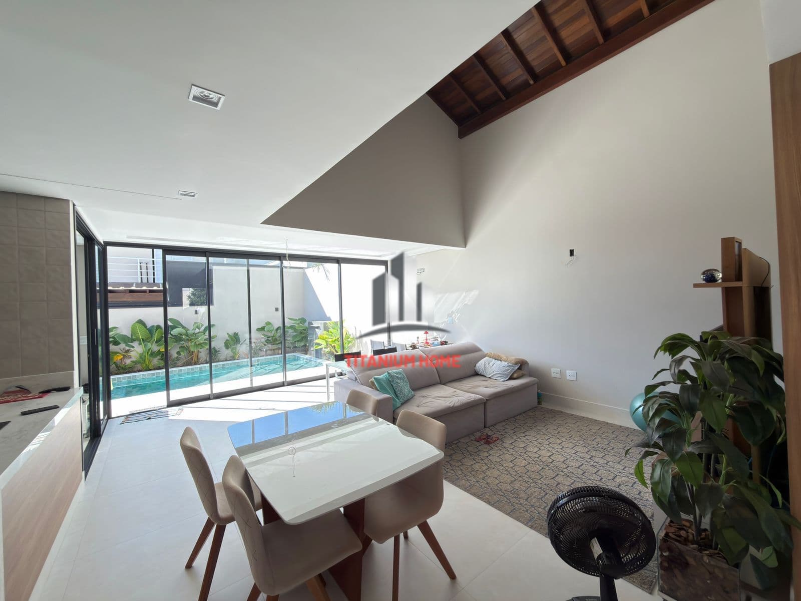 Casa de 3 suites com Alexa no Condomínio Jardim de Monaco