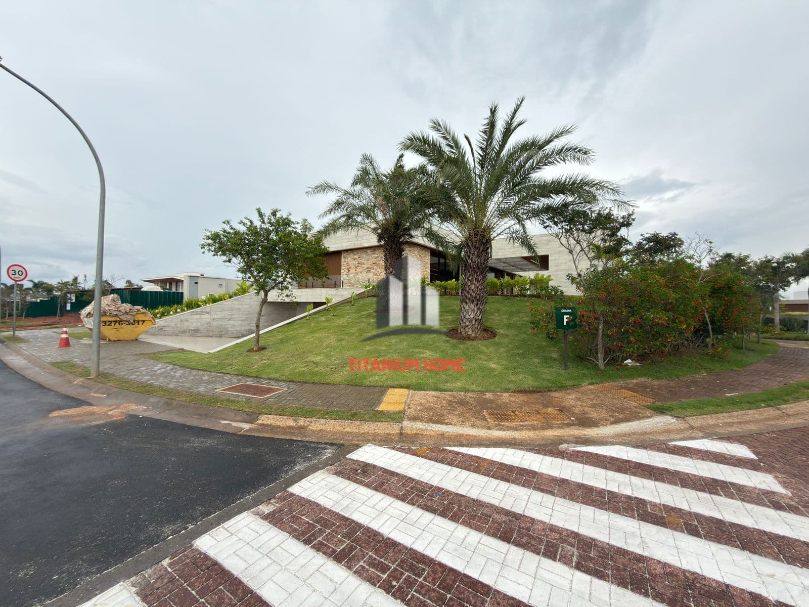Casa no Entreverdes 4 suites com elevador e rooftop