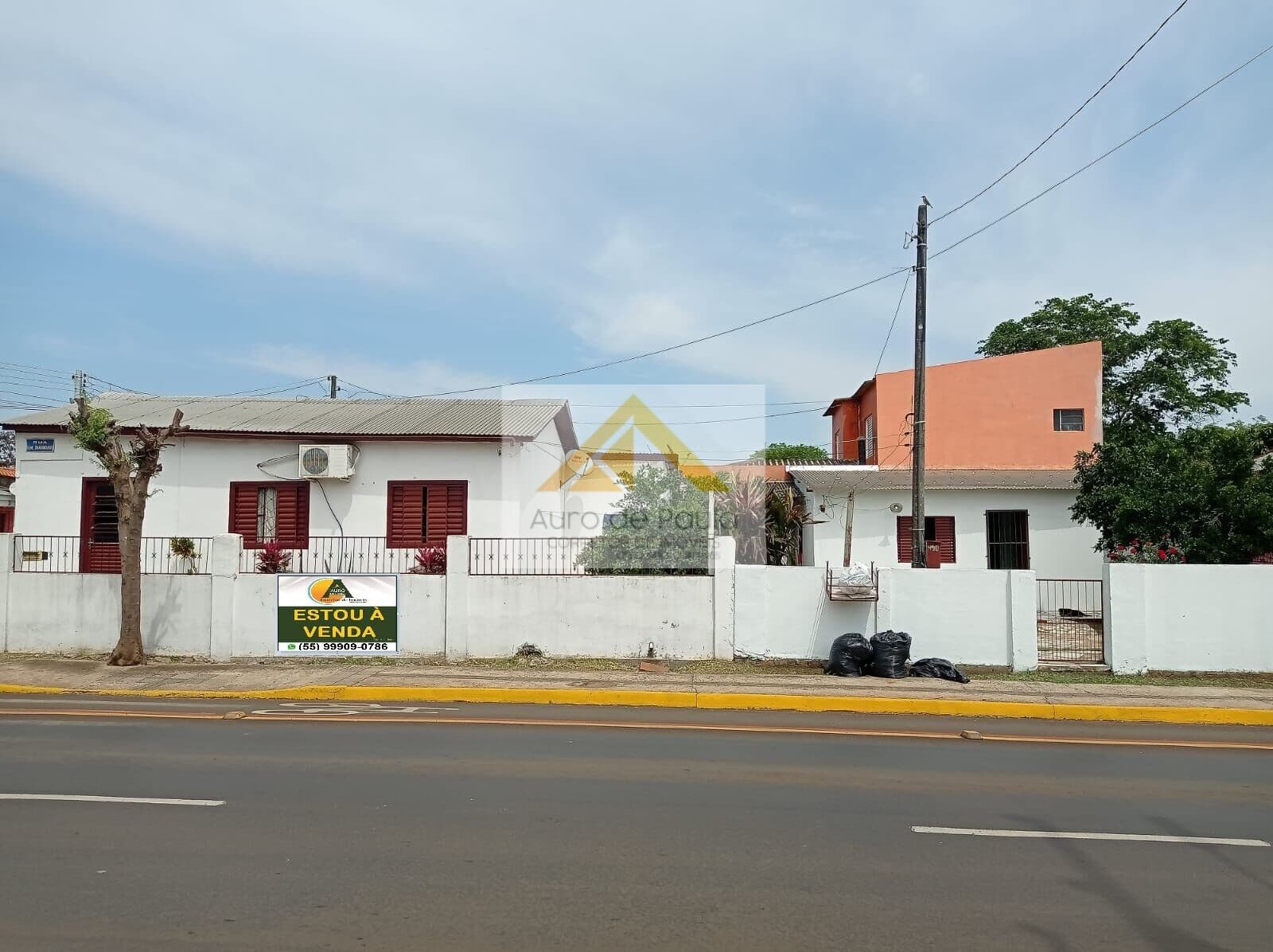Casa Padrão em área comercial e residencial