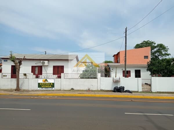 Casa Padrão em área comercial e residencial