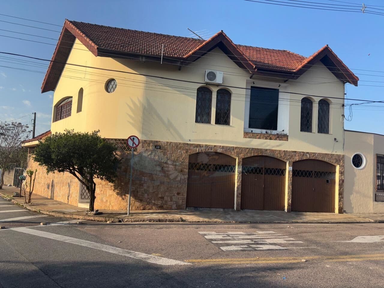 CASA Alto padrão a 2 minutos do Centro!!!