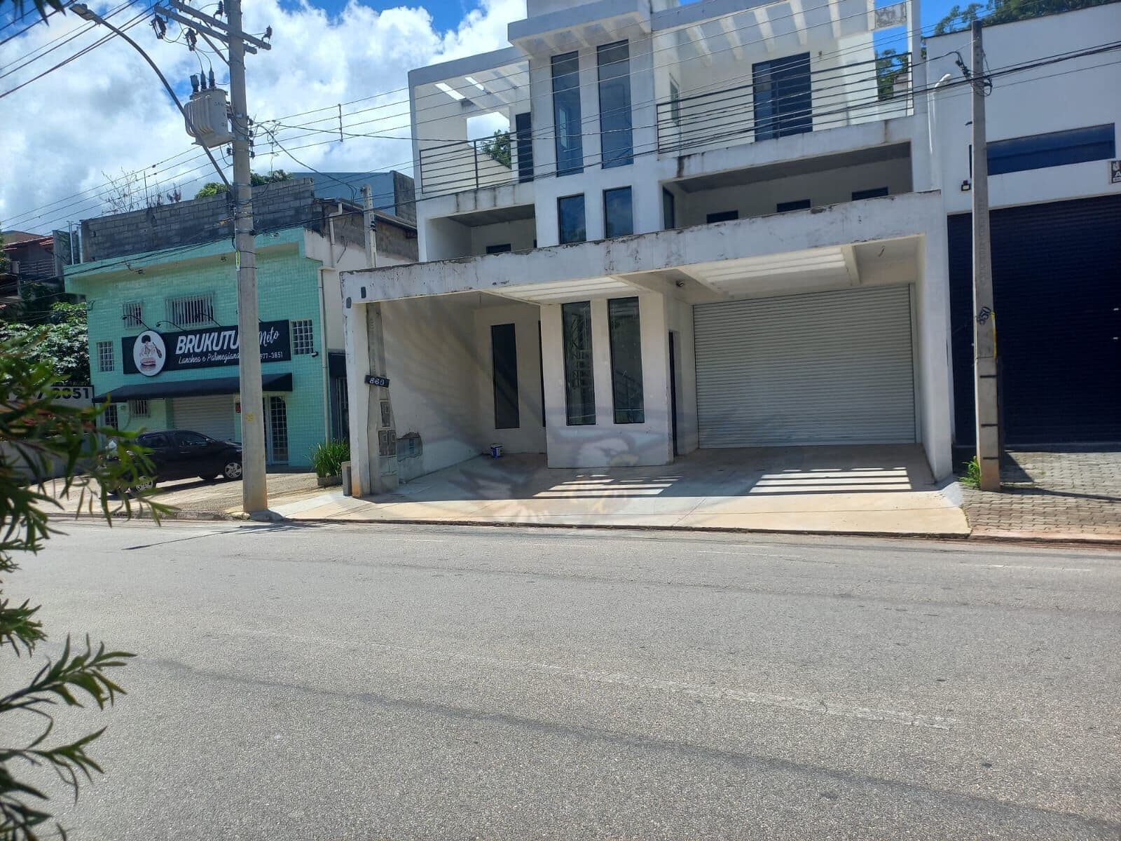 Imóvel misto em avenida: Salão Comercial + 2 casas (comercial ou residencial)