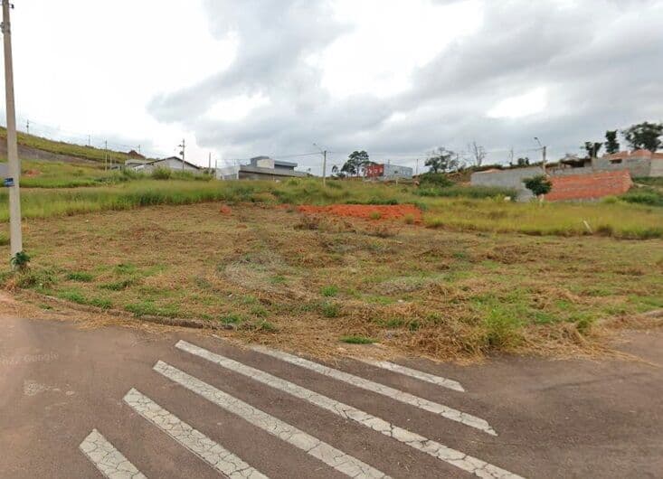 Terreno de esquina com 348m² topografia plana pronto para construir!