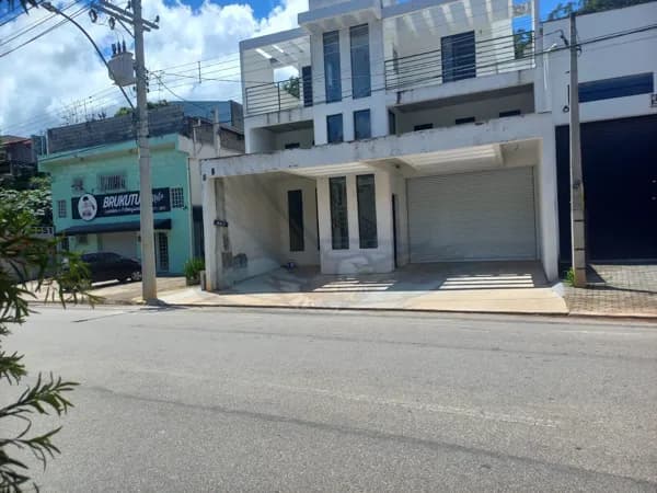 Casa Geminada sobreposta a salão comercial