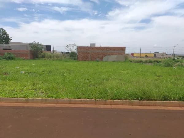 Terreno medindo 12 x 25 total 300 m², bem localizado no Bairro Alto San Raphael