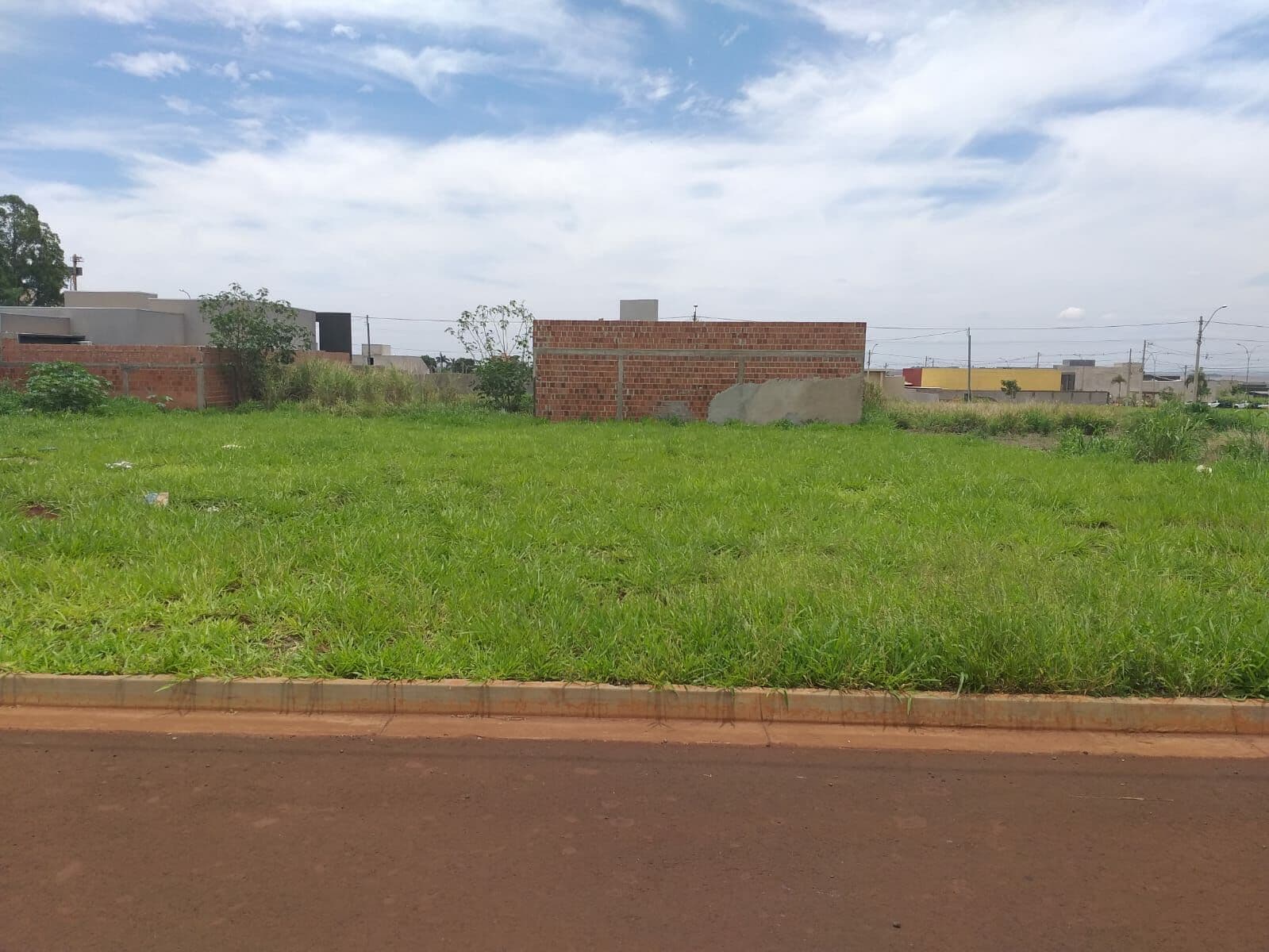 Terreno medindo 12 x 25 total 300 m², bem localizado no Bairro Alto San Raphael