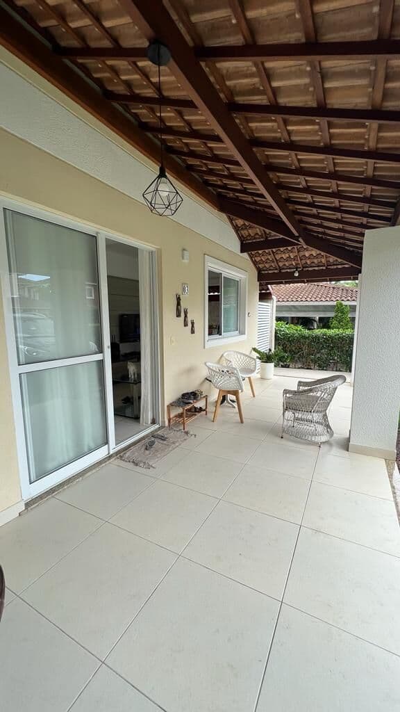 Casa com tres dormitorios em Condominio Fechado abrantes