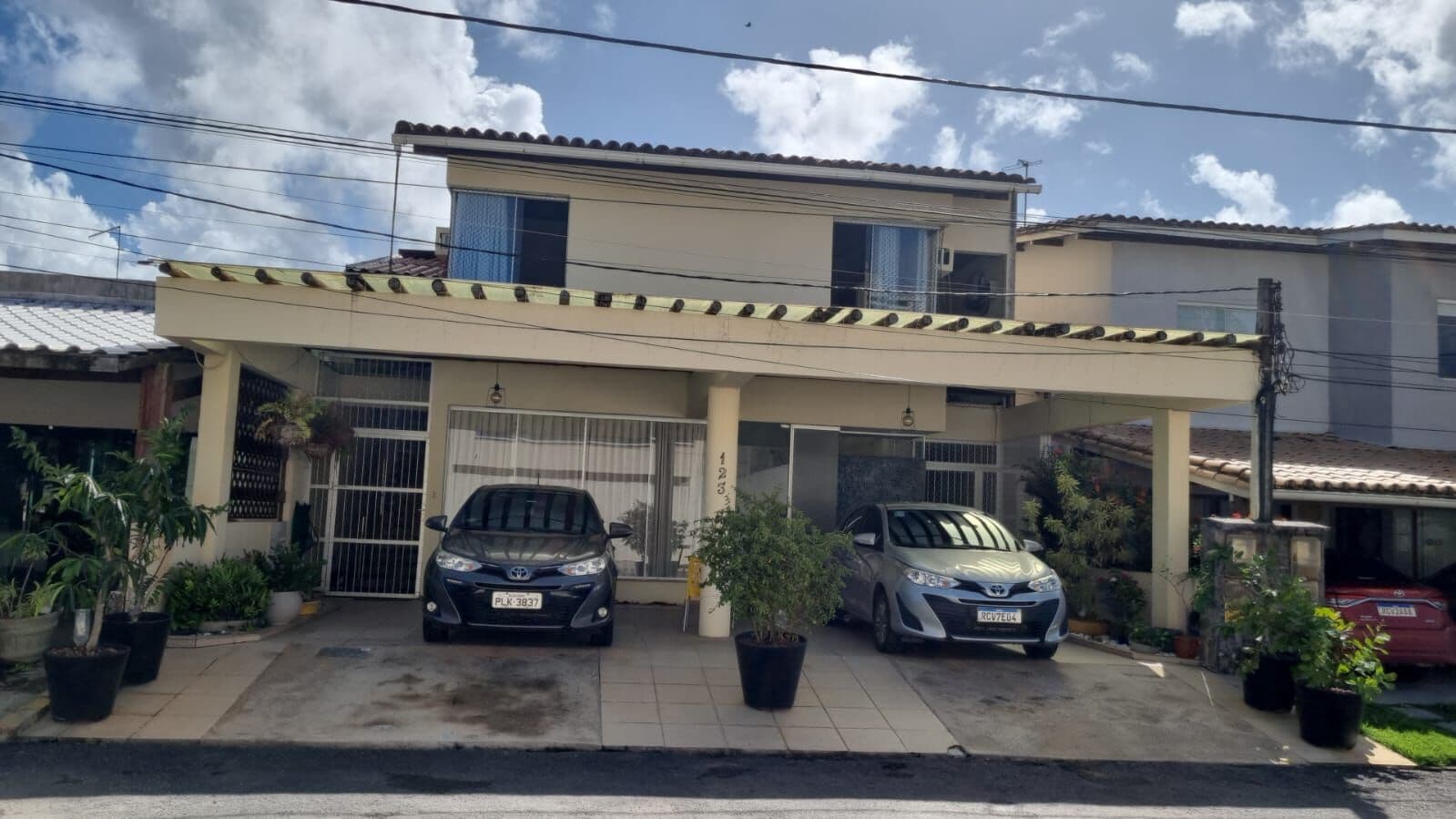 Casa duplex com 4/4 em Piatã