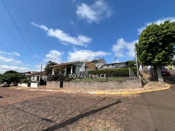 Casa à venda com ótima localização