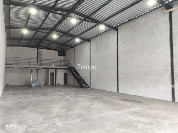 Locação Galpão Comercial, 300 m² com mezanino, em Jardim São José, Goiânia/GO