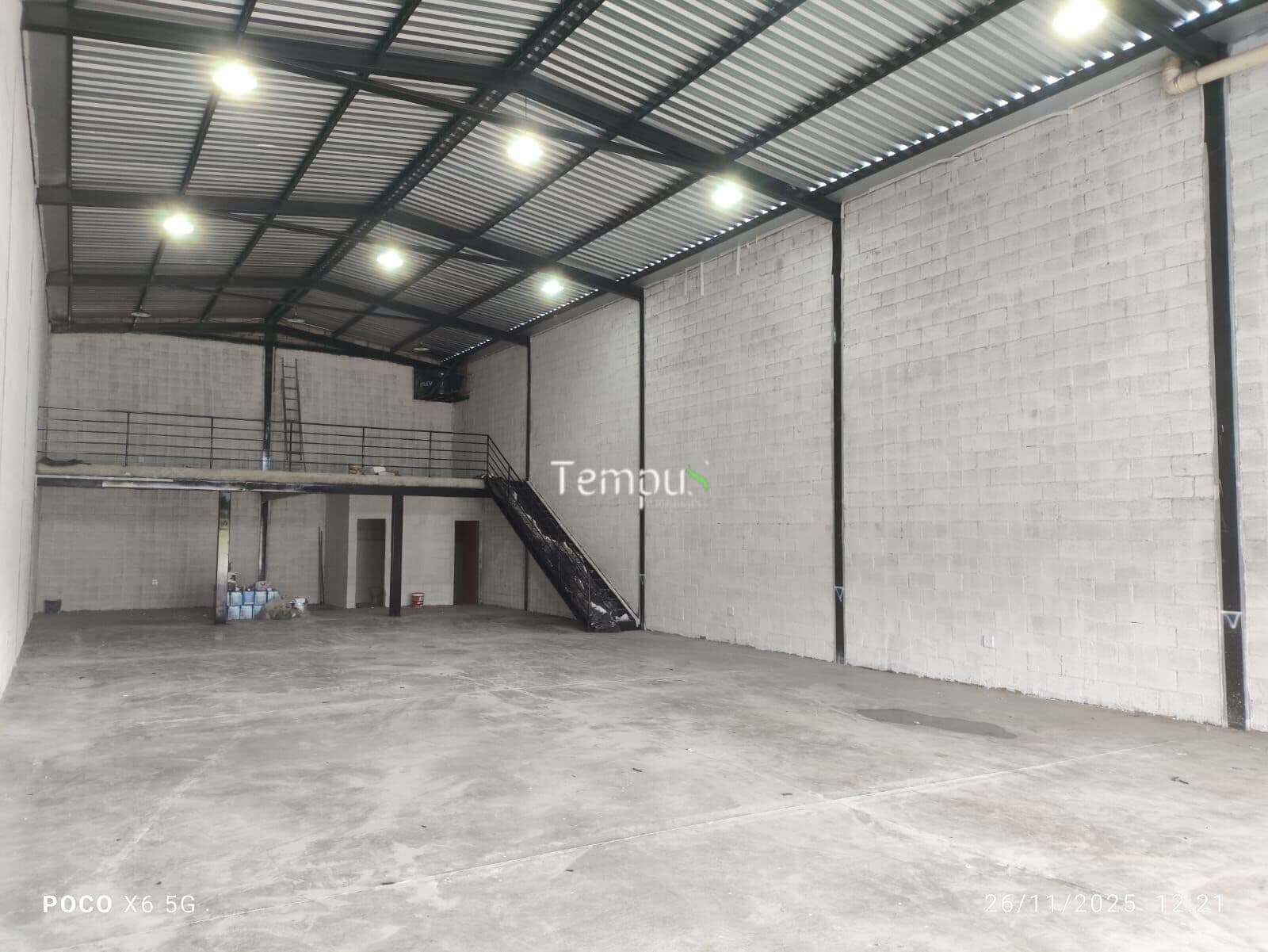 Locação Galpão Comercial, 300 m² com mezanino, em Jardim São José, Goiânia/GO