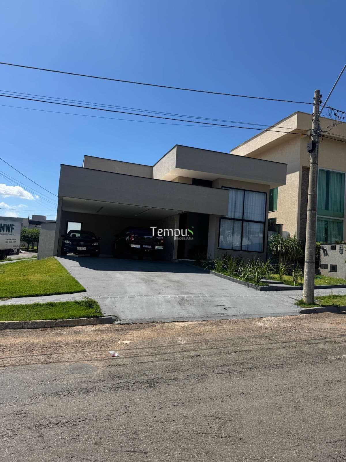 Casa Moderna Mobiliada no Jardim Veneza | 3 Suítes | 375m² de Lote | R$ 1.259.000