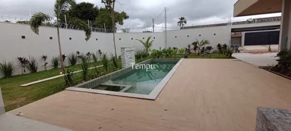 Casa de Luxo com Suíte Master e Piscina em Localização Nobre