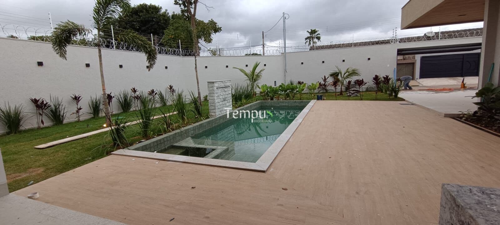 Casa de Luxo com Suíte Master e Piscina em Localização Nobre