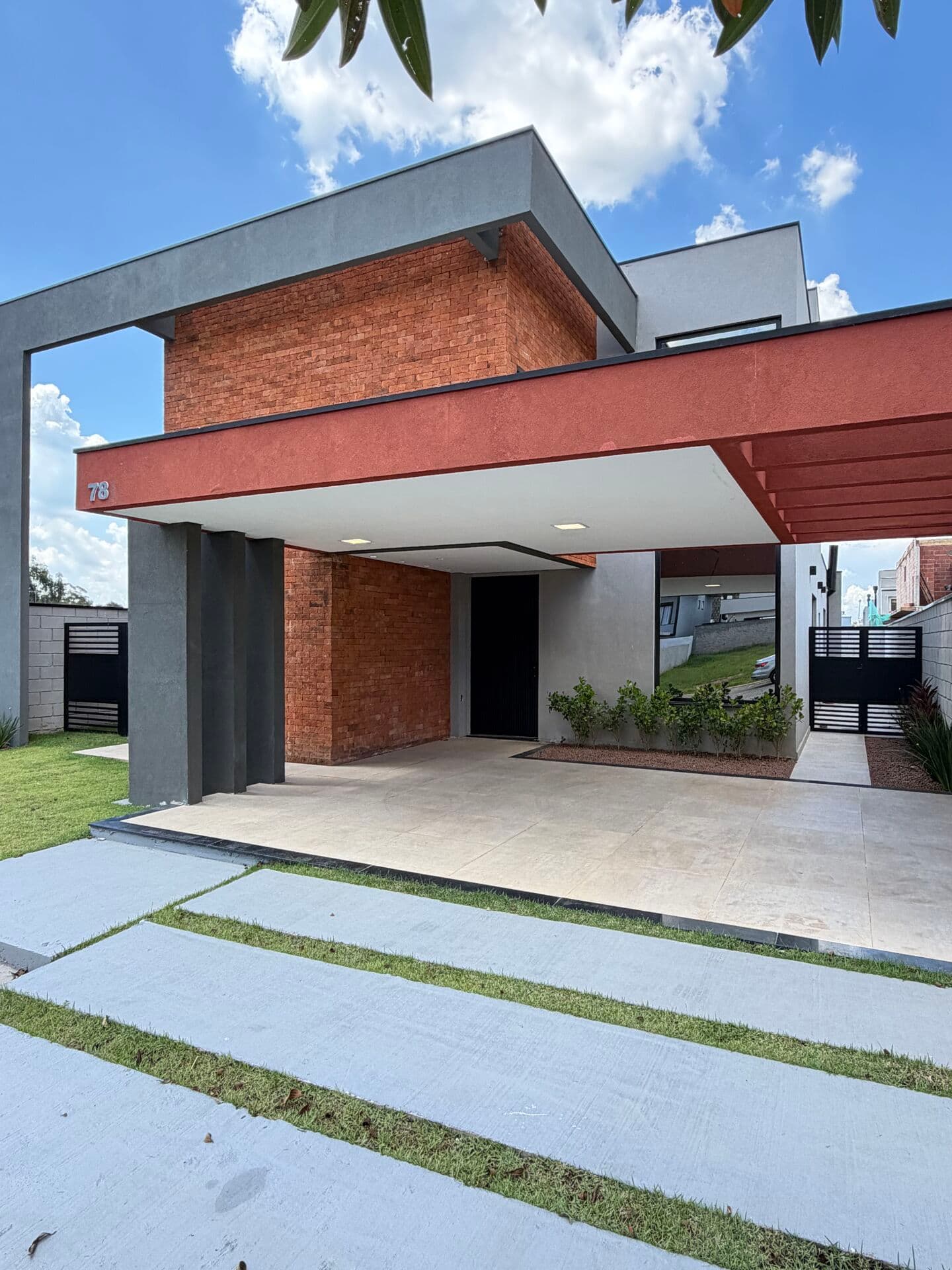Sobrado em Condomínio com 5 suítes, Espaço Gourmet e Piscina